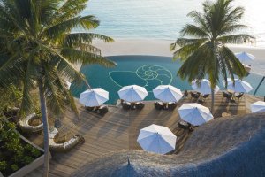 grosser swimmingpool am strand im the nautilus maldives luxusresort im baa atoll malediven