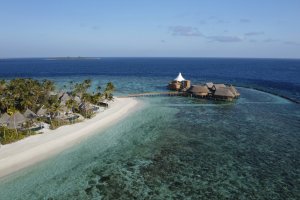 traumhafter sandstrand und türkises meer im the nautilus maldives luxusresort im baa atoll malediven