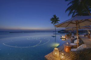 romantische abendstimmung im the nautilus maldives luxusresort im baa atoll malediven