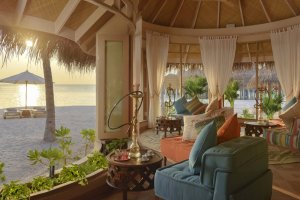 romantischer sonnenuntergang im the nautilus maldives luxusresort im baa atoll malediven