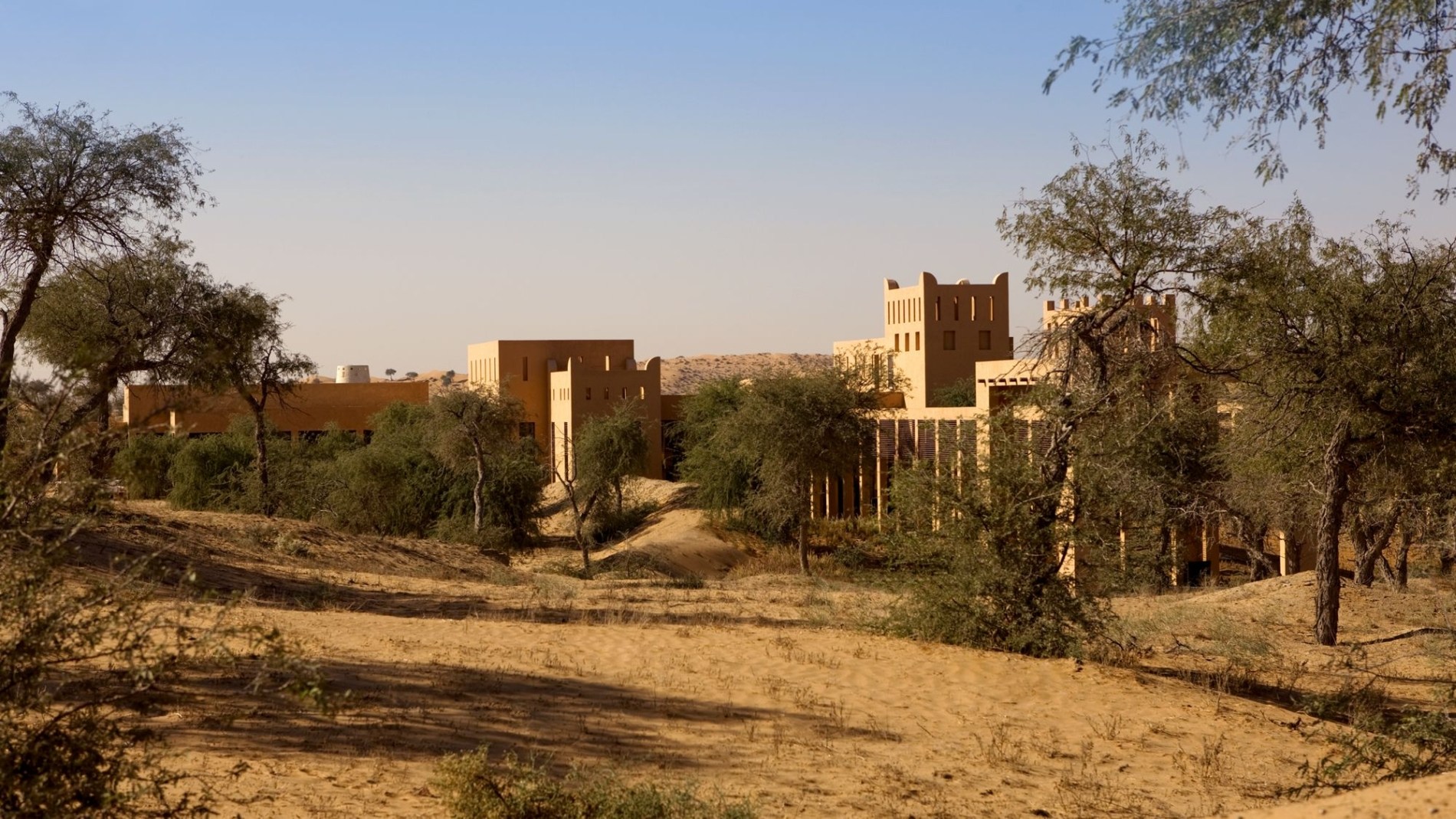 aussenansicht festung im sand vom orientalischen edlen luxus designer hotel the ritz carlton ras al khaimah in der al wadi wüste in den vereinigten arabischen emiraten im orient