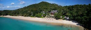 panorama des langen und wunderschönen weißen sandstrandes auf phuket des luxushotels the surin