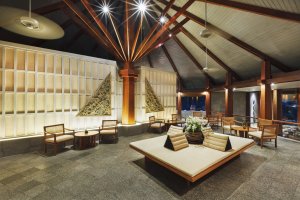 große lobby eingangsbereich des exklusiven luxus resorts the surin phuket in thailand mit sitzgelegenheiten und tischen im asiatischen stil