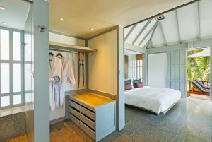 helles und bequemes one bed room deluxe cottage im the surin luxus hotel phuket mit großem bett und viel platz zum entspannen
