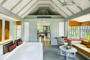 großes superior cottage zimmer mit hellen farben und großem bett in thailand phuket für einen einmalig schönen traumurlaub im luxuszimmer