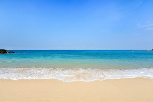 bilderbuchstrand auf phuket im 5 sterne resort the surin thailand mit schneeweißem sandstrand und blauem meer