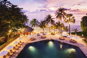 runder pool mit blick auf das meer von thailand auf phuket im luxushotel the surin
