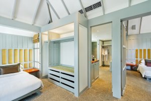 großes schlafzimmer eines zweibett zimmers im luxushotel auf phuket mit heller einrichtung und warmen farben