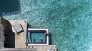 vogelperspektive auf den wunderschönen privaten pool einer ueberwasser villa auf den malediven