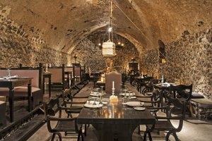 edles Restaurant im stein Gewölbe mit gedeckten tischen und dunkler aber elder einrichtung im luxushotel vedema 
