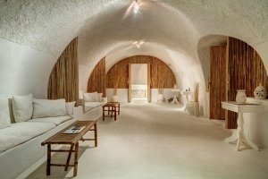 asiatischer spa bereich mit weißen wänden und gewölbe heller reinitchung und holz an der wand im luxushotel vedema