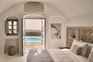 helles und gemütliches schlafzimmer mit hellen farbtönen und blick auf den privaten pool durch die terrassentüre