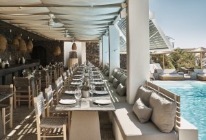 wunderschön mediteranes restaurant mit heller einrichtung und gedeckten tischen direkt am pool des luxushotels vedema