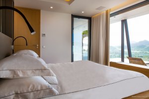 luxuriöses doppelbett im schlafzimmer der villa neo auf saint barth direkt vor der großen fensterfront mit blick auf das meer
