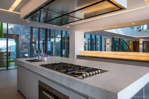 helle offene wohnküche mit profi equipment und kochinsel in der privaten villa neo für einen luxusurlaub auf saint barth