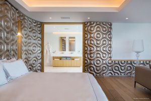 helles und modernes schlafzimmer mit viel platz und angrenzendem bad in der luxus villa neo auf saint barth