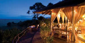 malerisches restaurant mit wunderschönem ausblick im bateleur camp at kichwa tembo in afrika kenia masai mara