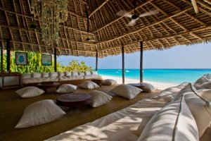 Sitzbereich der andBeyond Mnemba Island Lodge auf Sansibar zum entspannen und relaxen mit Blick auf das saphirblaue Meer und den Traumstrand
