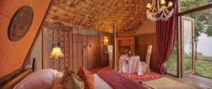 Ngorongoro Crater Lodge Zimmer mit großen Fenstern in die Natur in ihrer Luxuslodge Tanzania