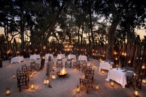gedeckte Tische im Nxabega Okavango Tented Camp auf Ihrer Luxusreise Botswana in Afrika