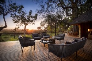 Sonnenuntergang in der weite Afrikas von der Terrasse des Nxabega Okavango Tented Camp auf Ihrer Luxusreise Botswana
