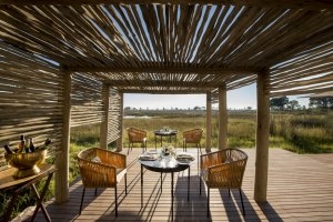 Terrasse für ein exklusives Dinner im Nxabega Okavango Tented Camp auf Ihrer Luxusreise Botswana