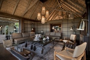 gemütliche Sitzgelegenheiten auf ihrer Luxusreise Botswana im Nxabega Okavango Tented Camp 