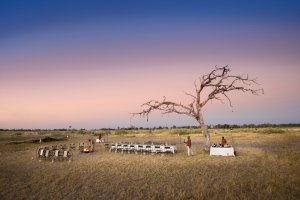 Dinner in der weiten Wildnis Afrikas im Nxabega Okavango Tented Camp auf Ihrer Luxusreise Botswana Afrika