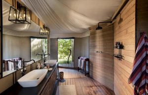 Badezimmer in einer Tented Suite in ihrem Luxusurlaub Botswana im andBeyond Nxabega Okavango Tented Camp