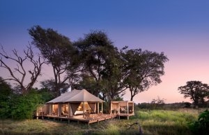 Suite 7 bei Sonnenuntergang im andBeyond Nxabega Okavango Tented Camp auf Ihrer Luxusreise Botswana