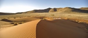 Dinner in mitten der Wüste Afrikas auf einer Sanddüne an der Sossusvlei Desert Lodge während Ihrer Namibia Luxus Reise