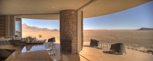 Terrasse in der Sossusvlei Desert Lodge während ihrem Namibia Luxus Urlaub Afrika