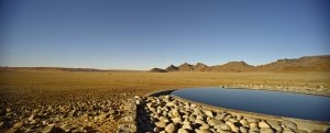Pool inmitten der Wüste im Sossusvlei Desert Lodge für eine perfekte Namibia Luxus Reise