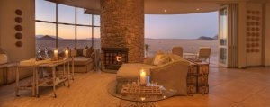 gemütlicher und exklusiver Aufenthaltsbereich im Hotel Sossusvlei Desert Lodge in der Wüste Afrikas auf Ihrer Namibia Luxus Reise