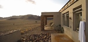Zimmer 4 von Außen inmitten der Wüste Namibias auf Ihrer Luxus Reise Namibia Afrika