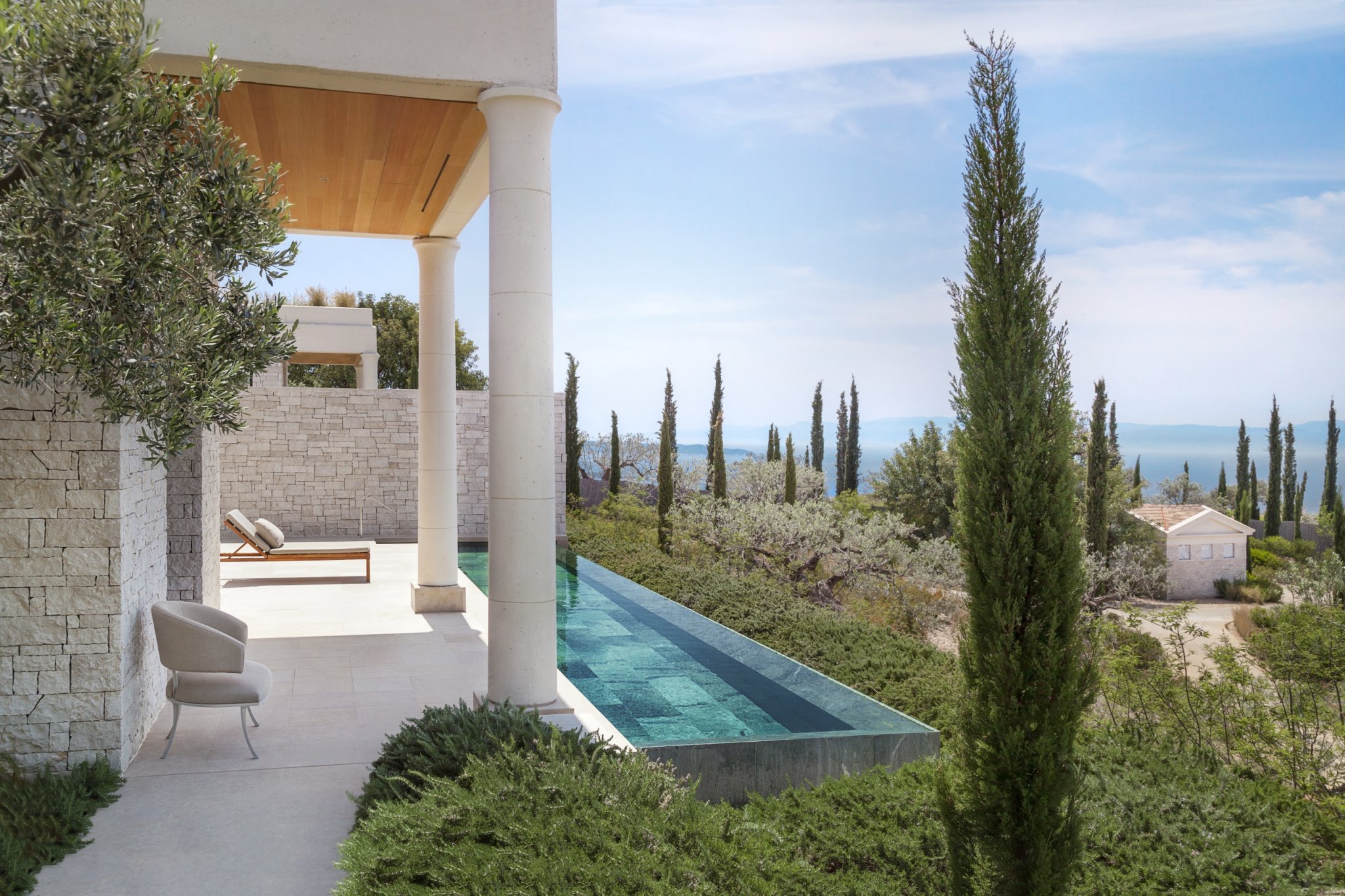 luxuriöse pavillon villa mit eigenem pool auf der terrasse und weitem blick auf die landschaft und die natur