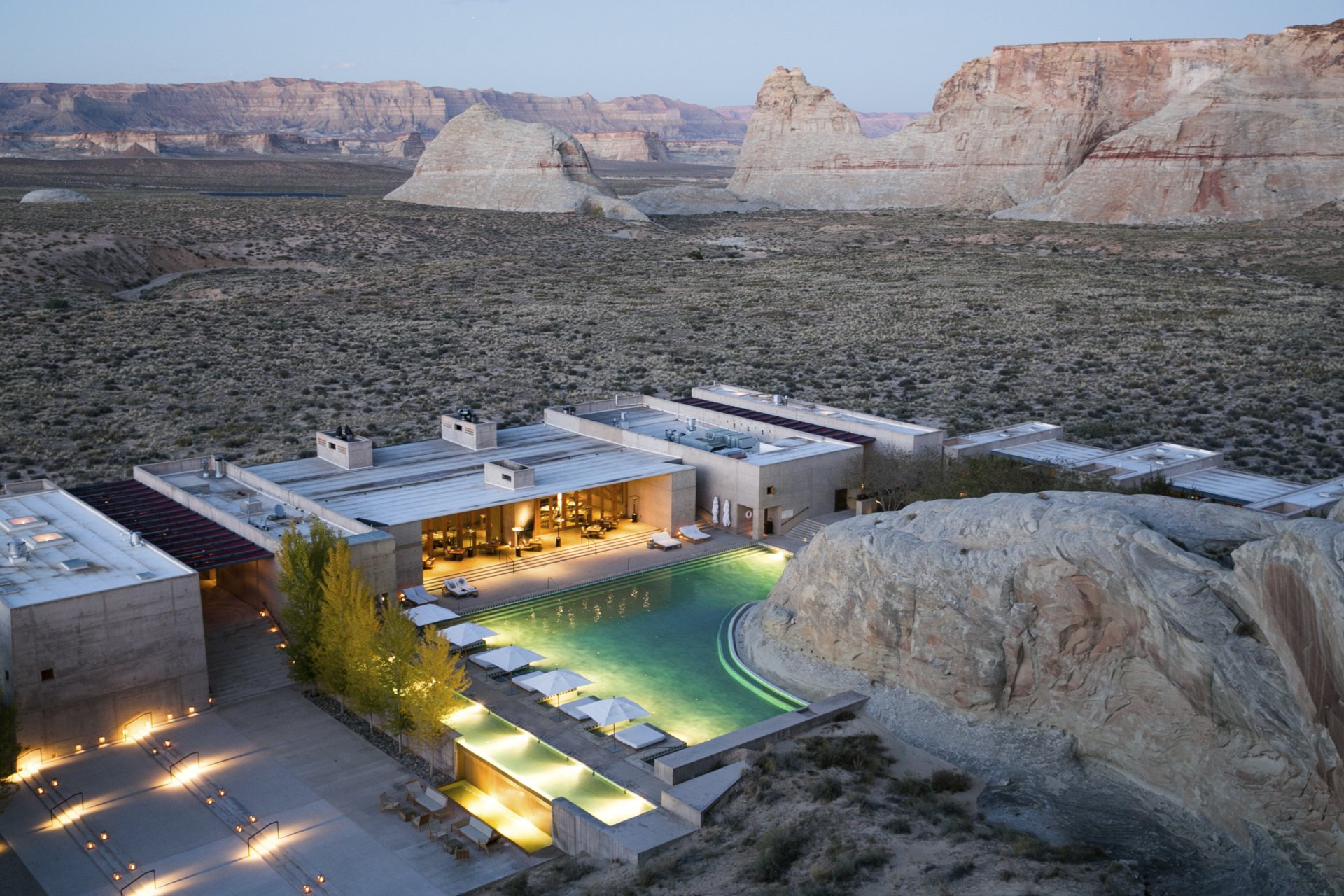 blick von oben auf das luxushotels amangiri inmitten der wüste der usa umgeben von felsigen bergen und sand mit wundervollem großen pool zur entspannung